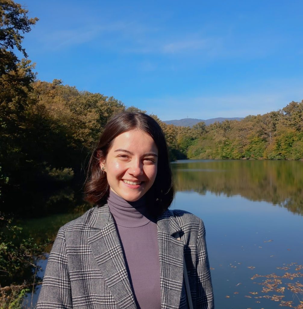 Porträt von Alma Huselja vor einem See