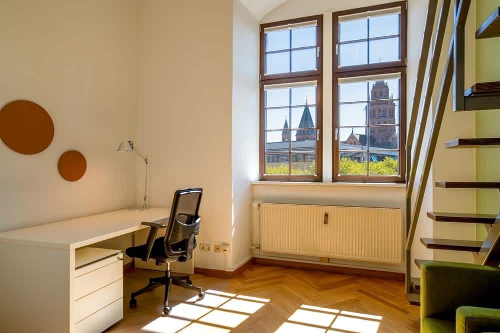 Blick in Zimmer mit Schreibtisch und Domblick aus dem Fenster